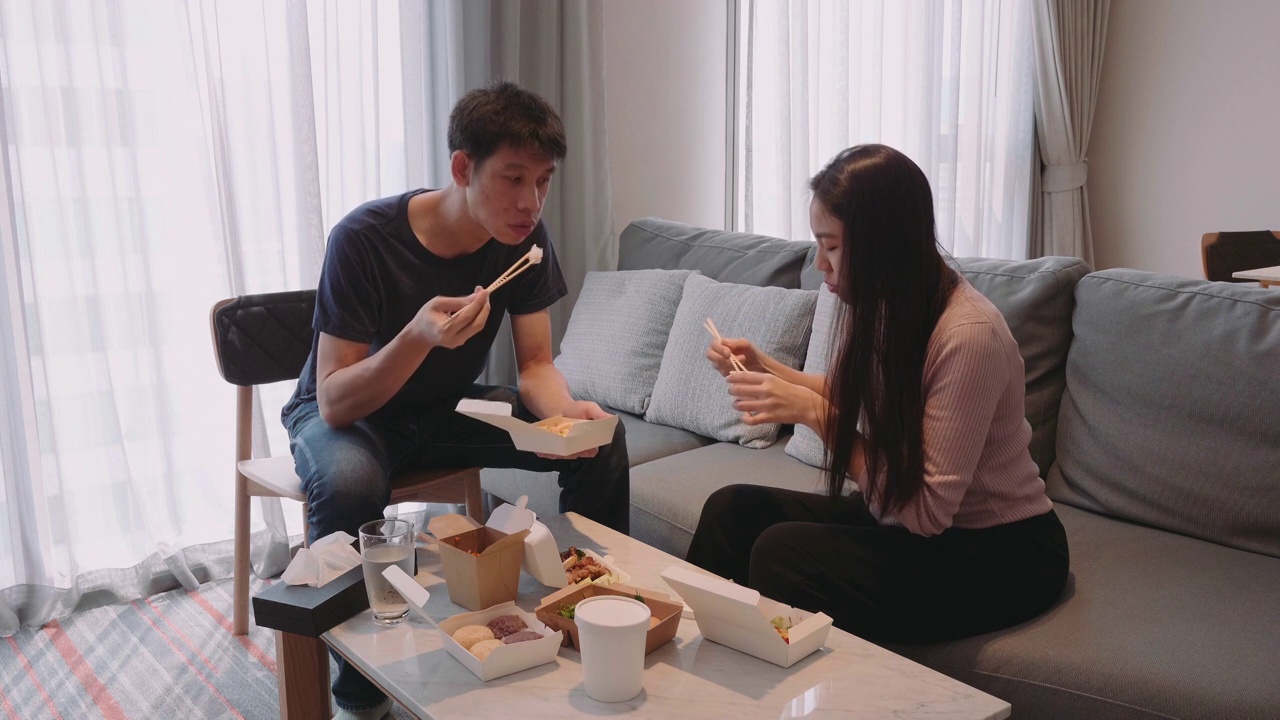 年轻夫妇在家吃外卖