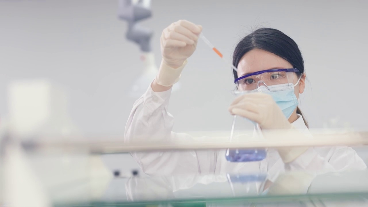 亚洲女性科学家在实验室工作
