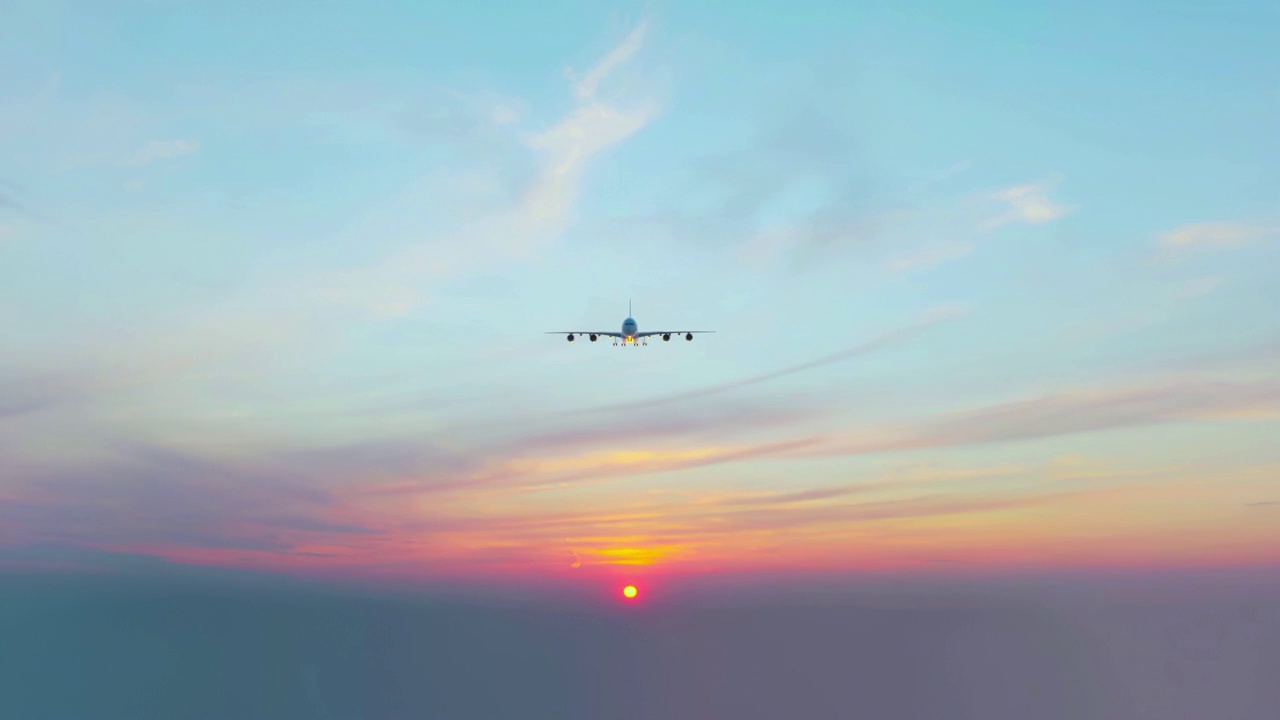 詳情圖-一架商用飛機(jī)在夕陽的背景下降落