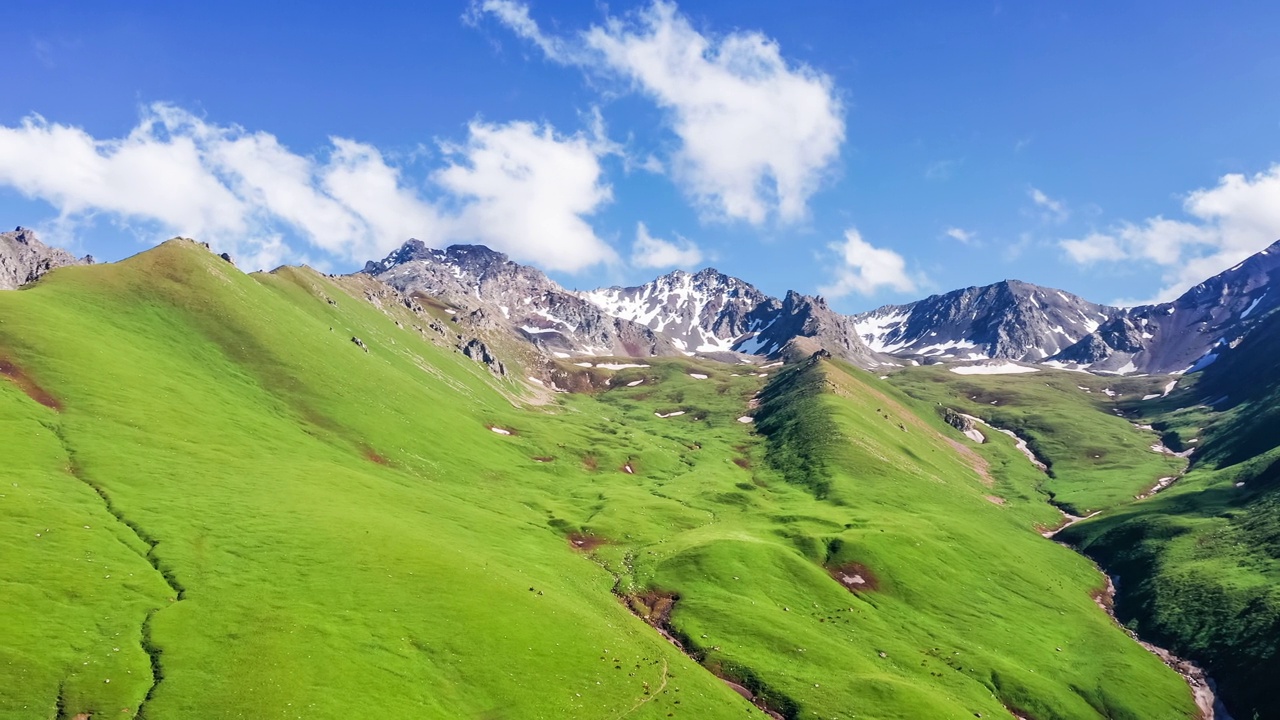 詳情圖-航拍新疆的綠色草原和夏季山脈
