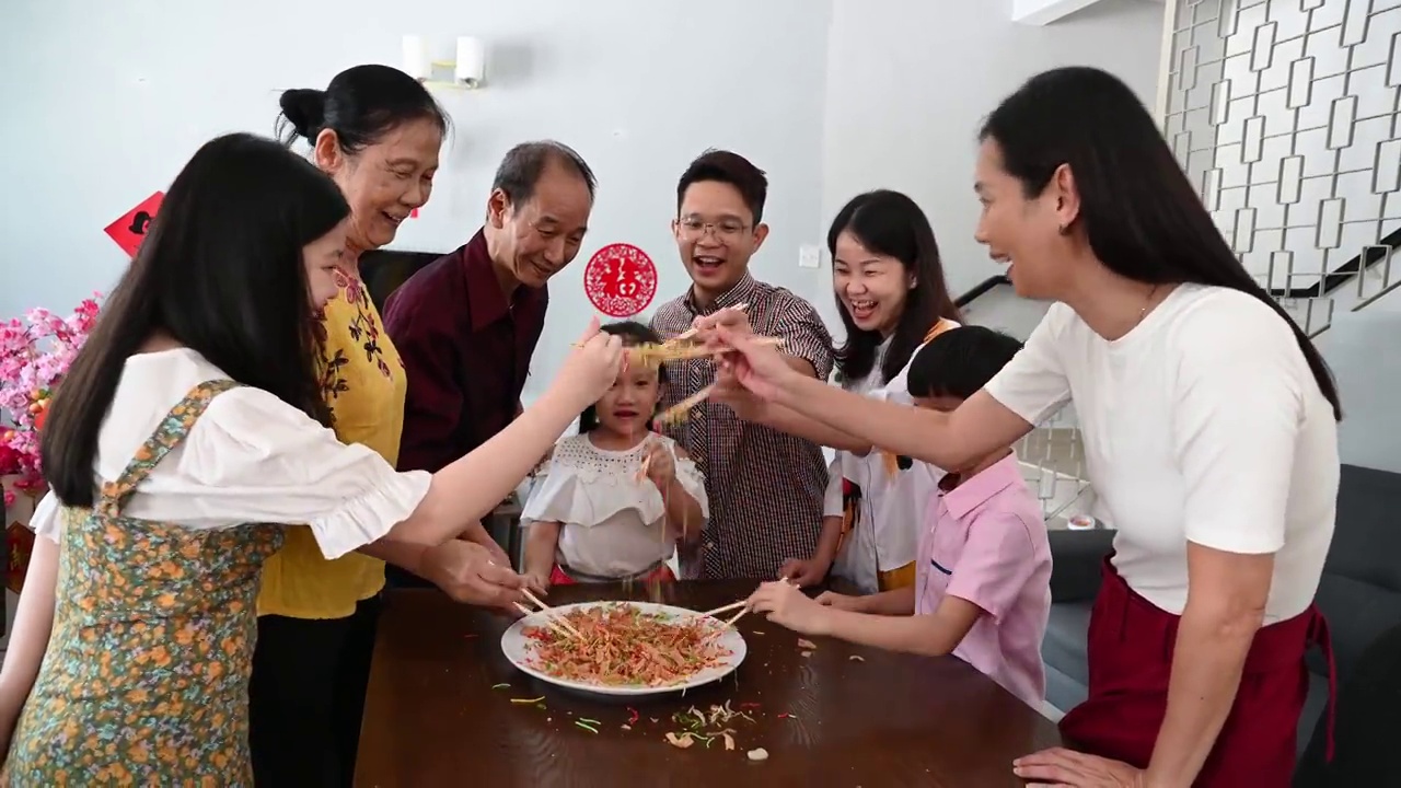 几代亚洲华人家庭欢度春节，享用传统美食