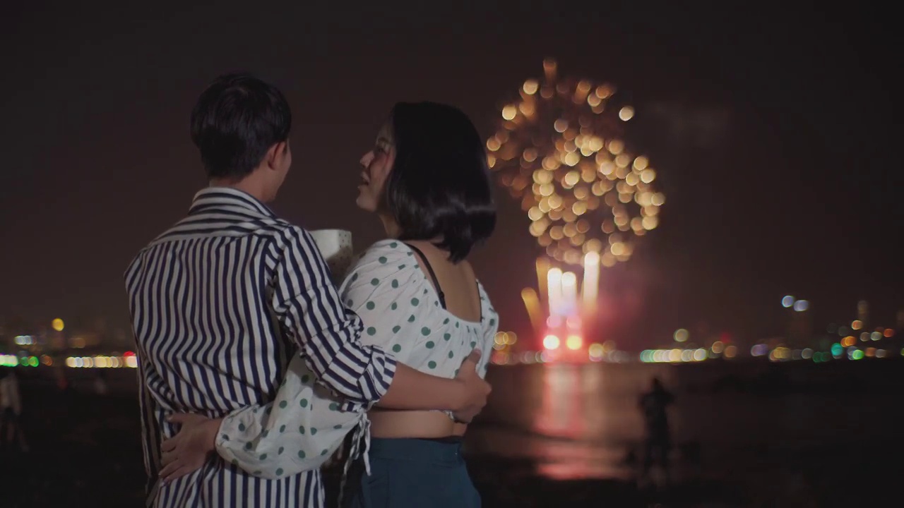 那对看烟花的情侣。