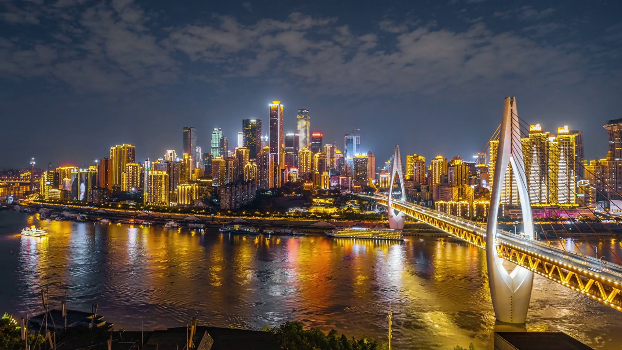 重庆夜晚的现代城市天际线和建筑