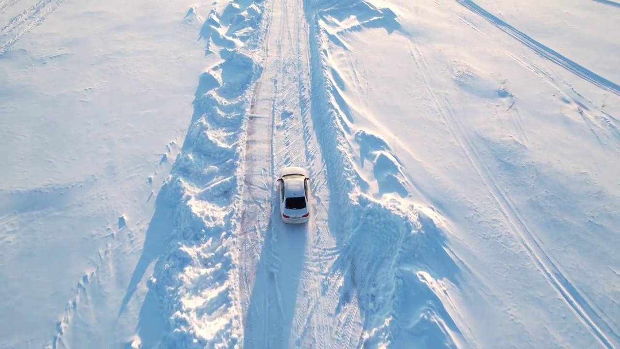 詳情圖-跟在一輛白色轎車后面，那輛車正行駛在雪地上。