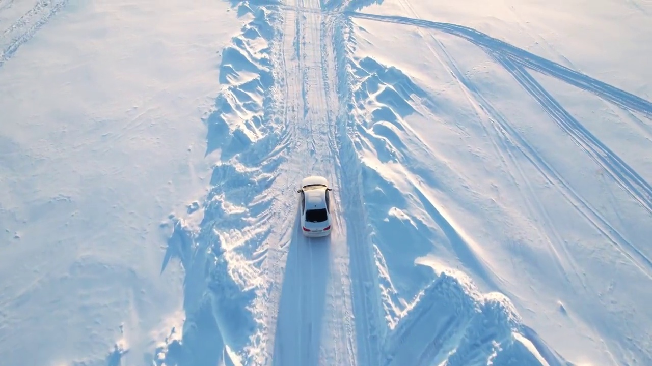 詳情圖-跟在一輛白色轎車后面，那輛車正行駛在雪地上。