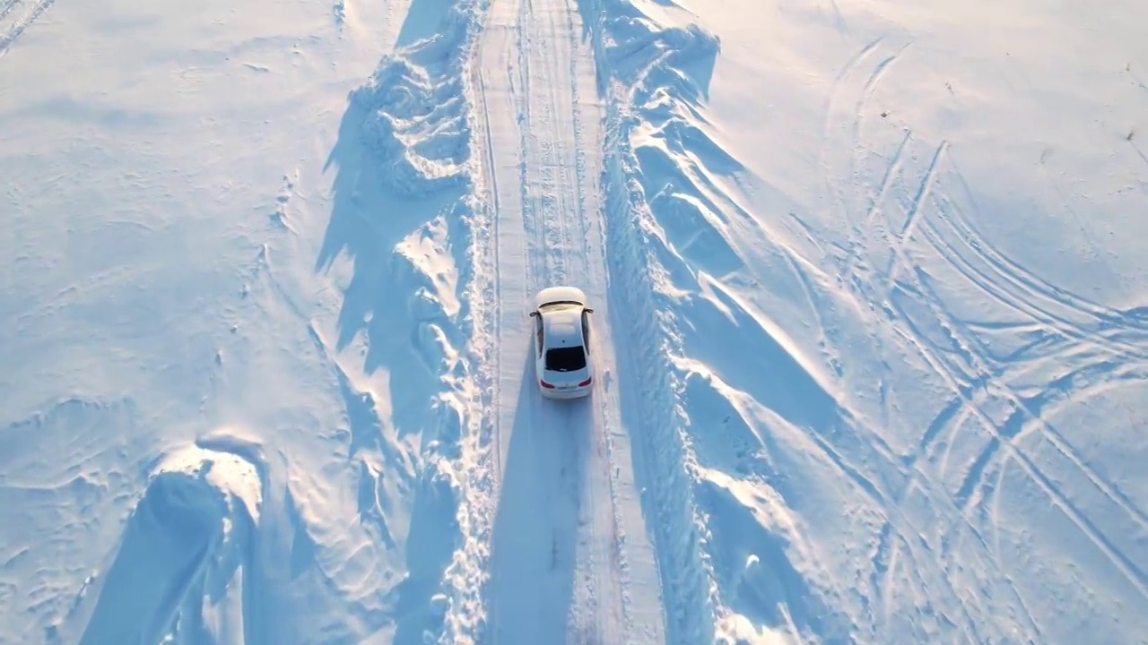 詳情圖-跟在一輛白色轎車后面，那輛車正行駛在雪地上。
