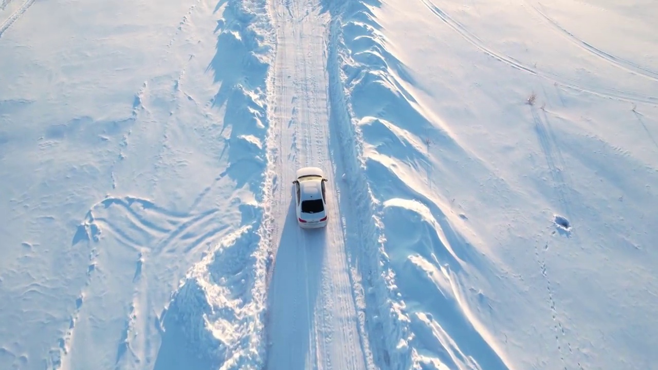 詳情圖-跟在一輛白色轎車后面，那輛車正行駛在雪地上。