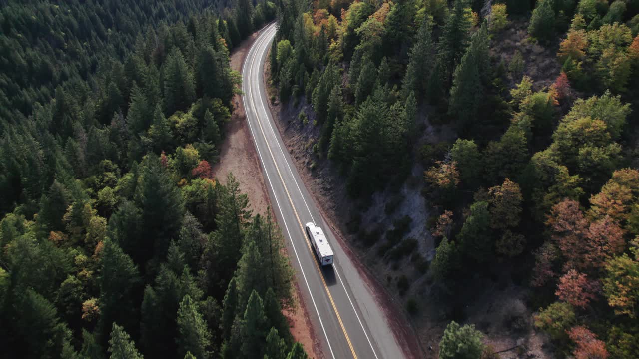 在加州伯尼山附近的公路上拖着一辆露营车