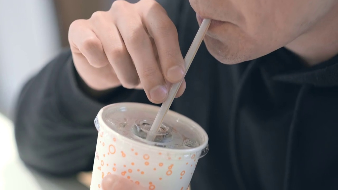 一名学生在麦当劳快餐店喝可口可乐。不健康的营养，零食，垃圾食品。26 aug2021圣彼得堡俄罗斯