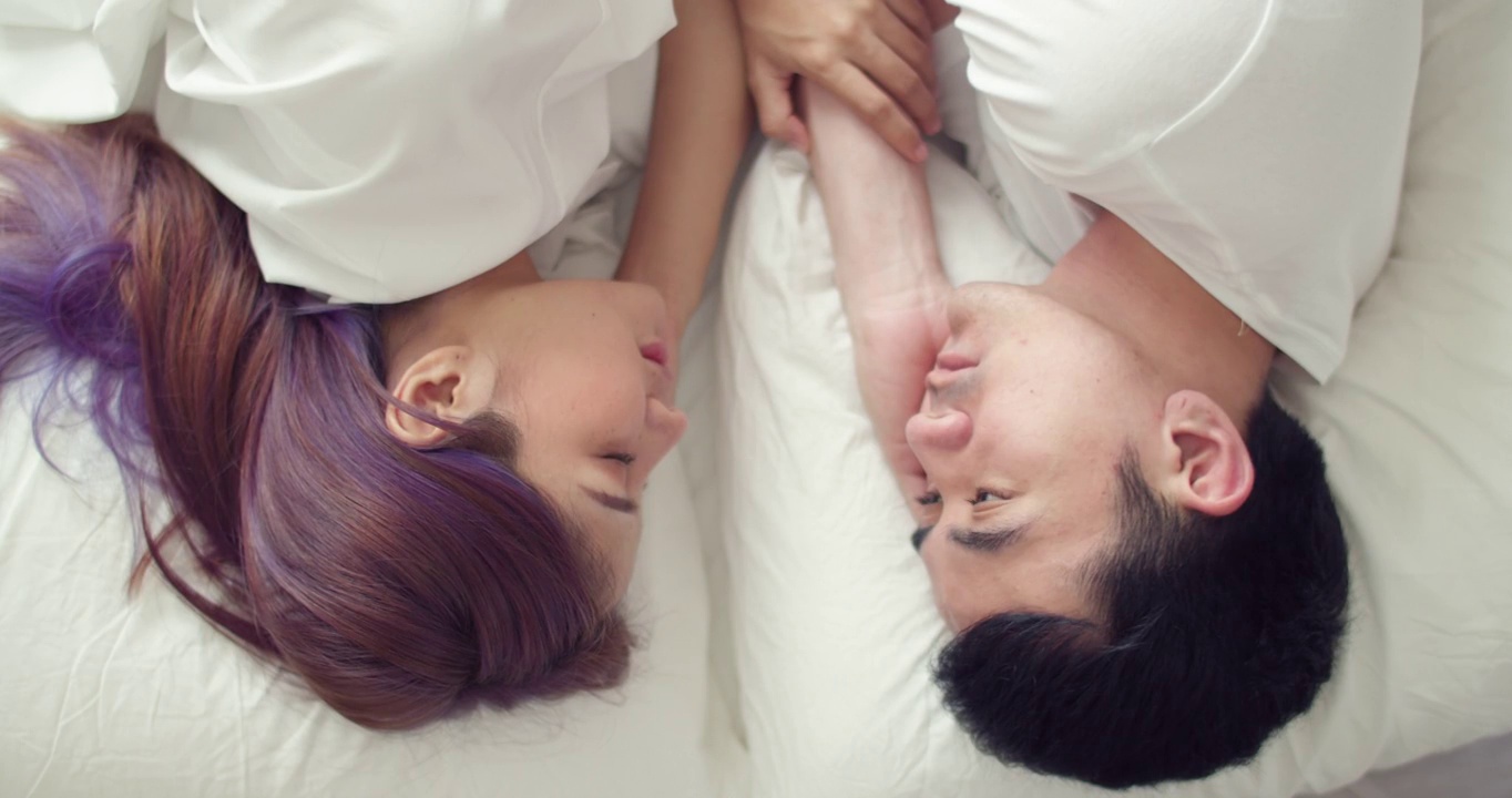 詳情圖-一對可愛的年輕亞洲夫婦在家里的床上度過了一個早上。