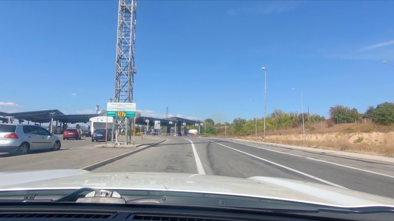 详情图-汽车行驶在高速公路阳光灿烂的夏日