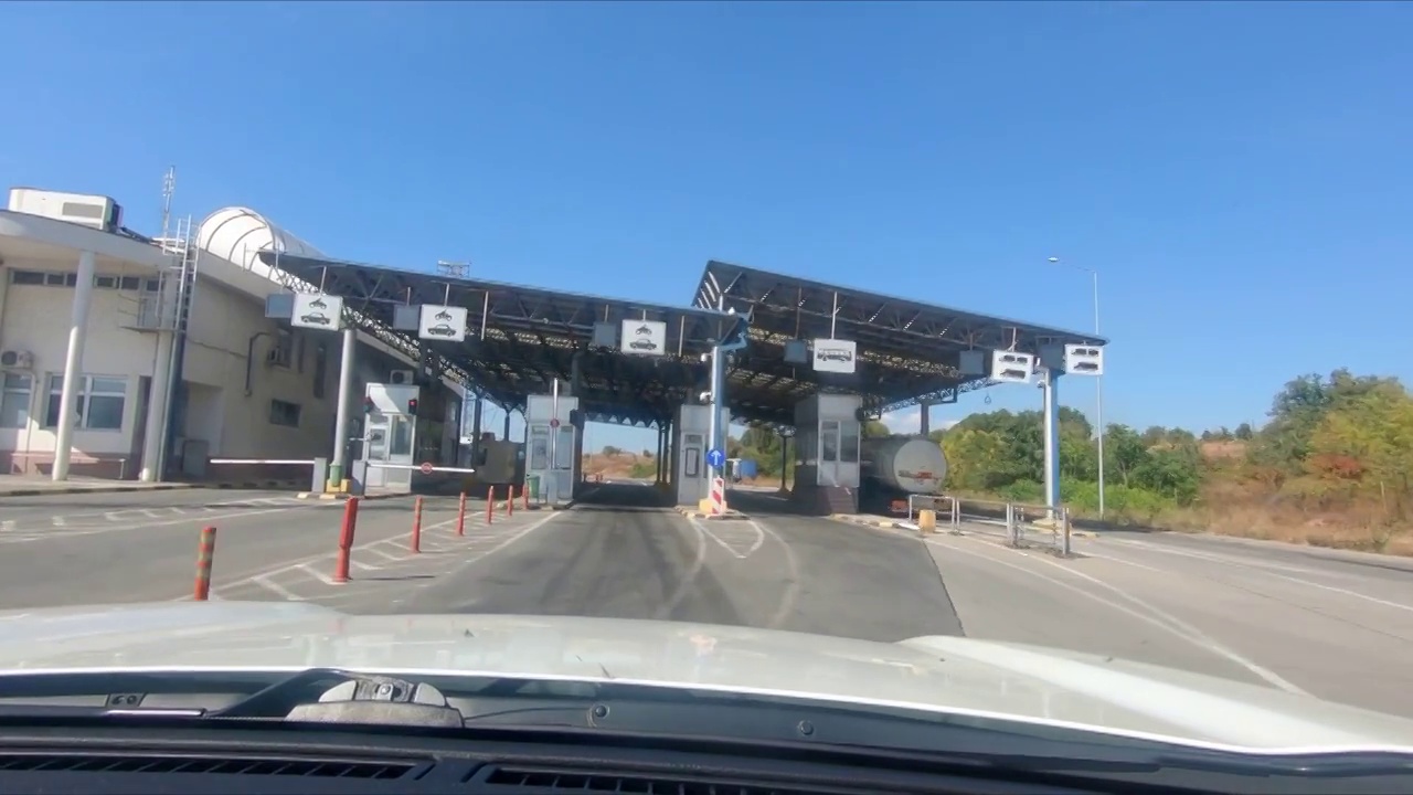 详情图-汽车行驶在高速公路阳光灿烂的夏日