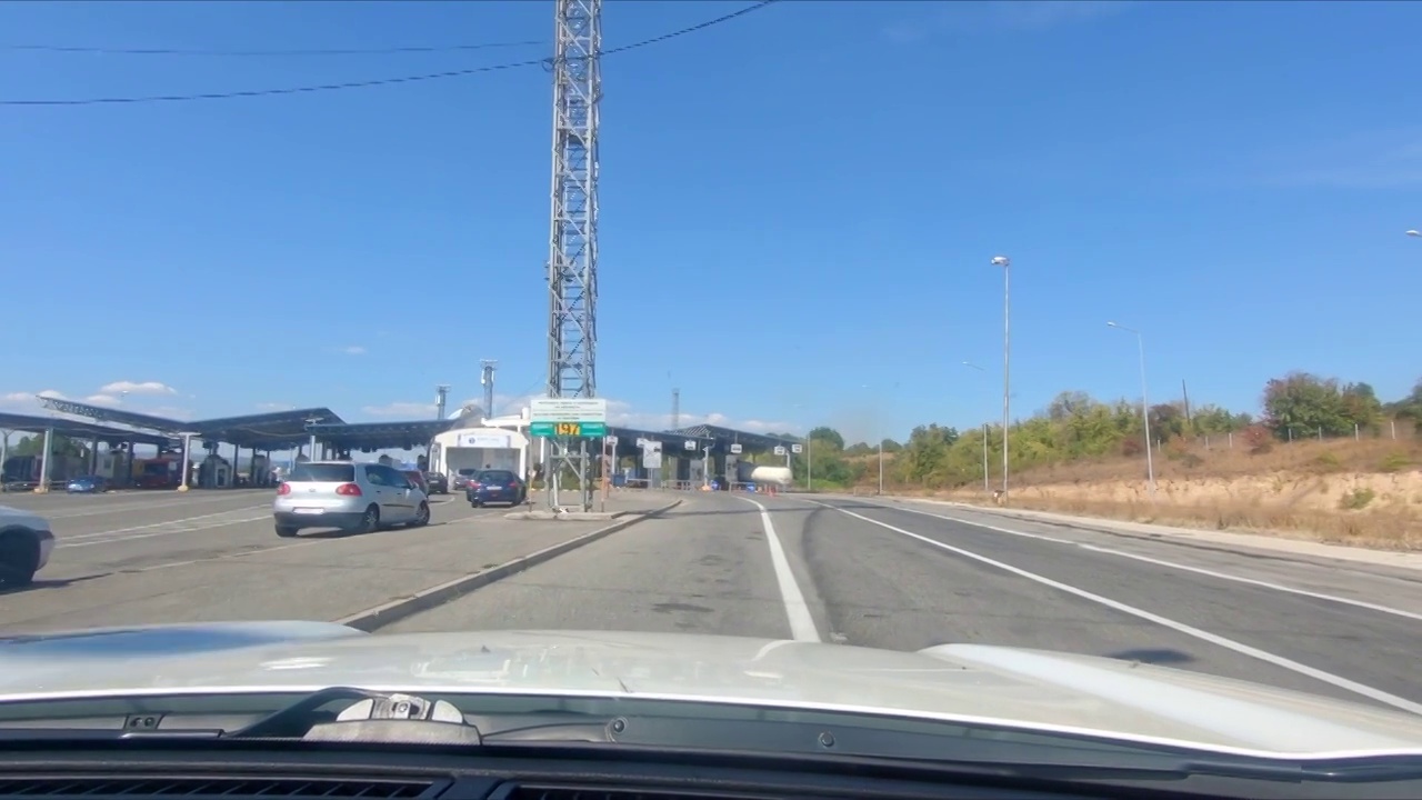 详情图-汽车行驶在高速公路阳光灿烂的夏日