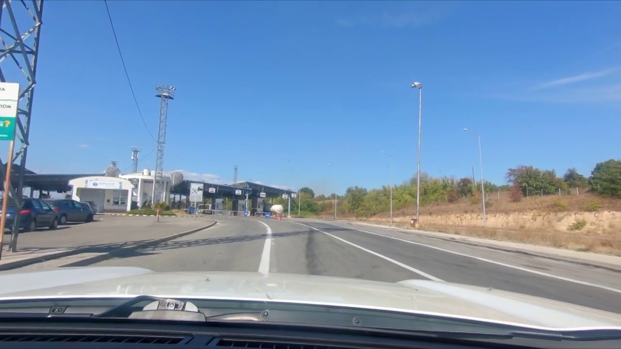 详情图-汽车行驶在高速公路阳光灿烂的夏日