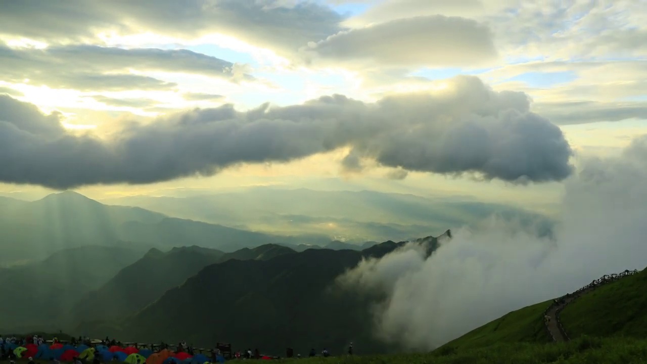 武功山高山草甸，日出云霧
