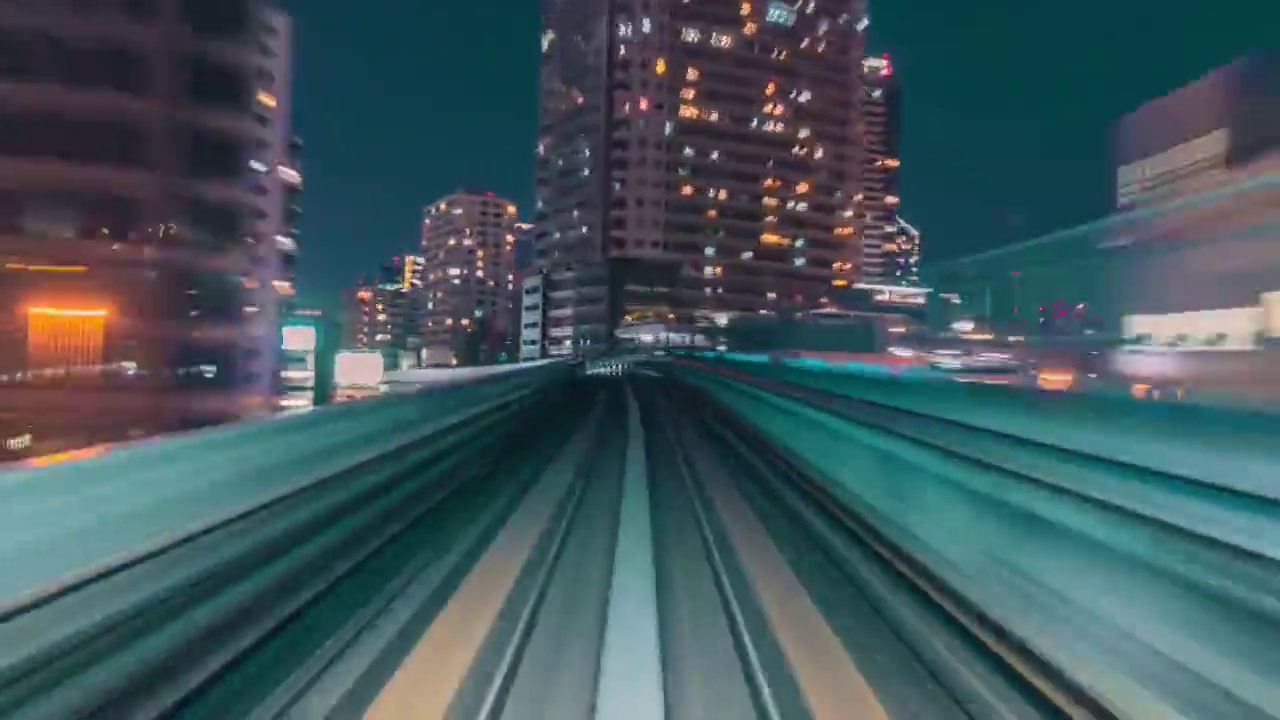 詳情圖-火車穿越未來霓虹燈城市的超慢速攝影