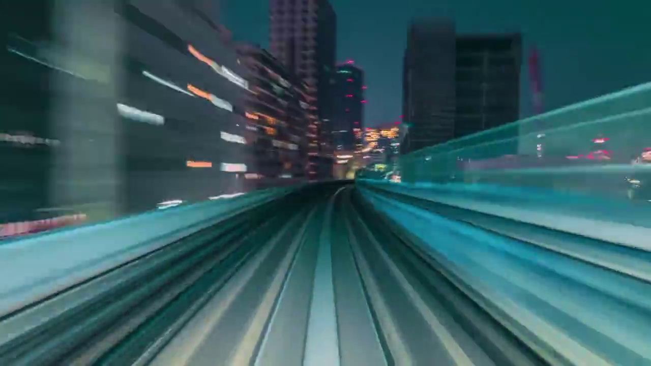 詳情圖-火車穿越未來霓虹燈城市的超慢速攝影