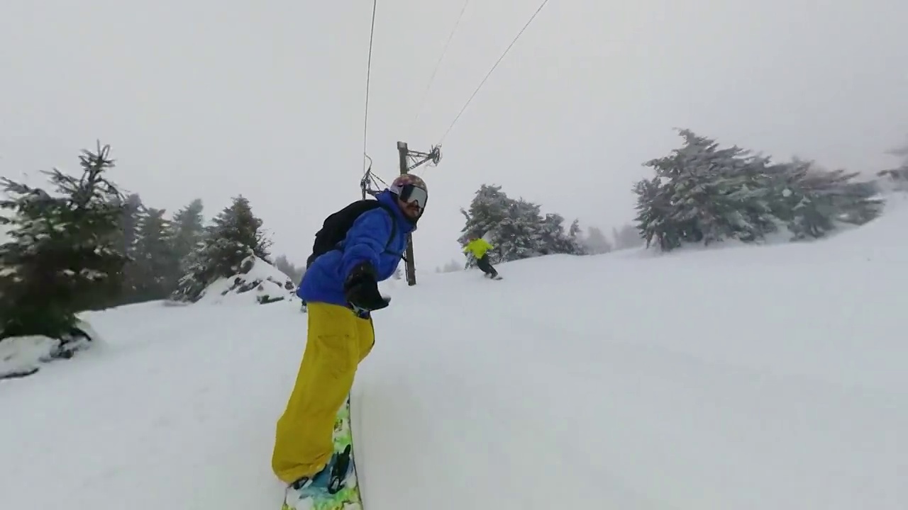 滑雪场上的一群滑雪者和滑雪板手
