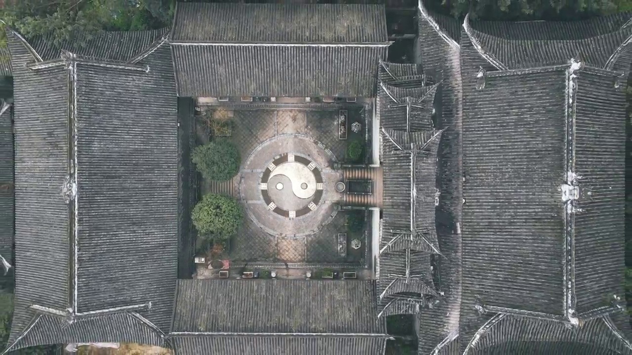鸟瞰庙宇和阴阳象征