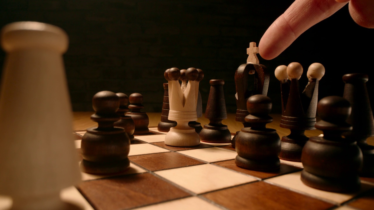 象棋游戏皇后，死敌国王摔倒