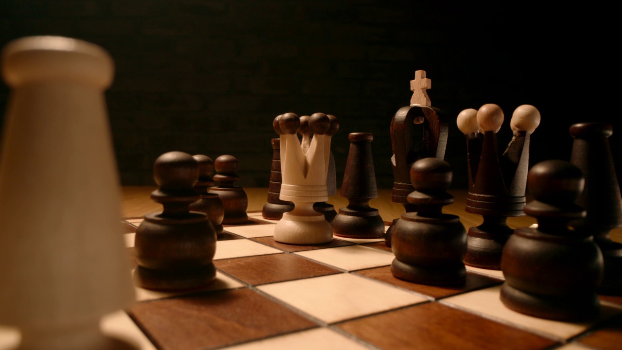 详情图-象棋游戏皇后，死敌国王摔倒
