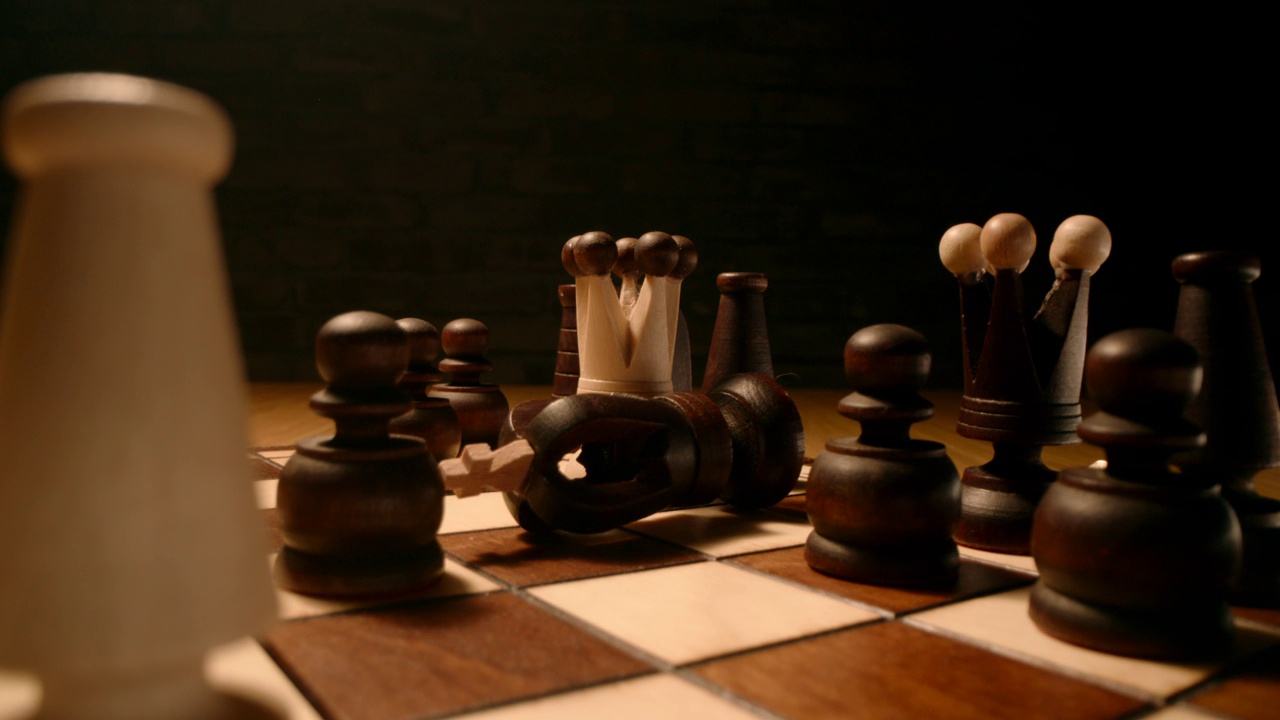 详情图-象棋游戏皇后，死敌国王摔倒