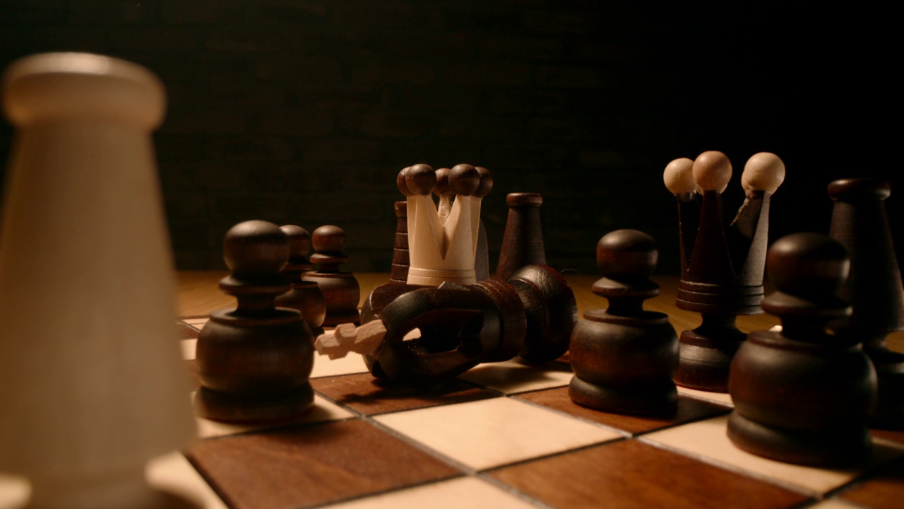 详情图-象棋游戏皇后，死敌国王摔倒