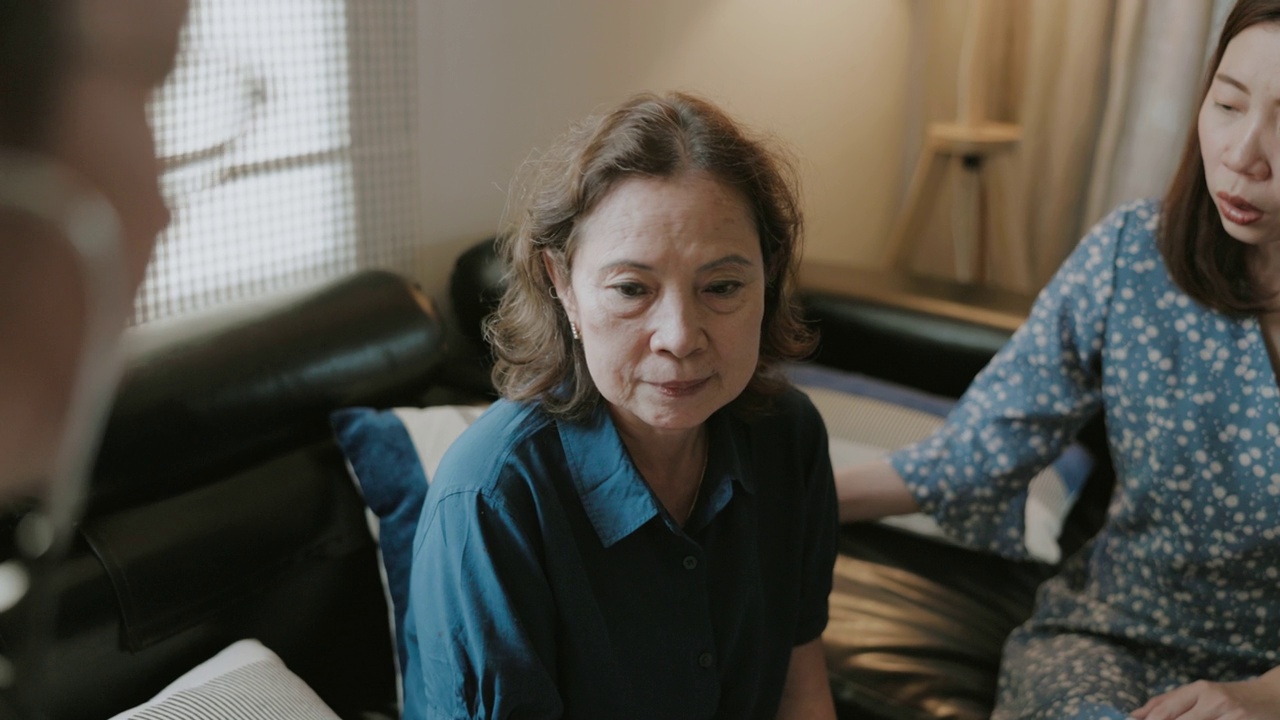 家庭医疗保险服务，由年长的母亲在女儿身边检查健康和癌症