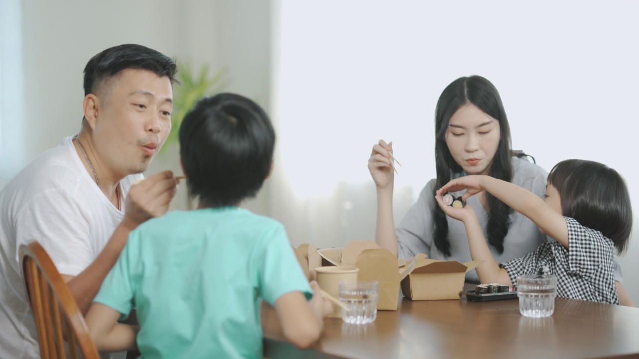 一家人在客厅享受外卖