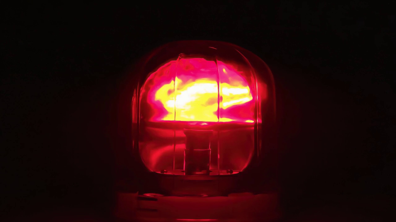 黑暗时警告警报器旋转闪烁