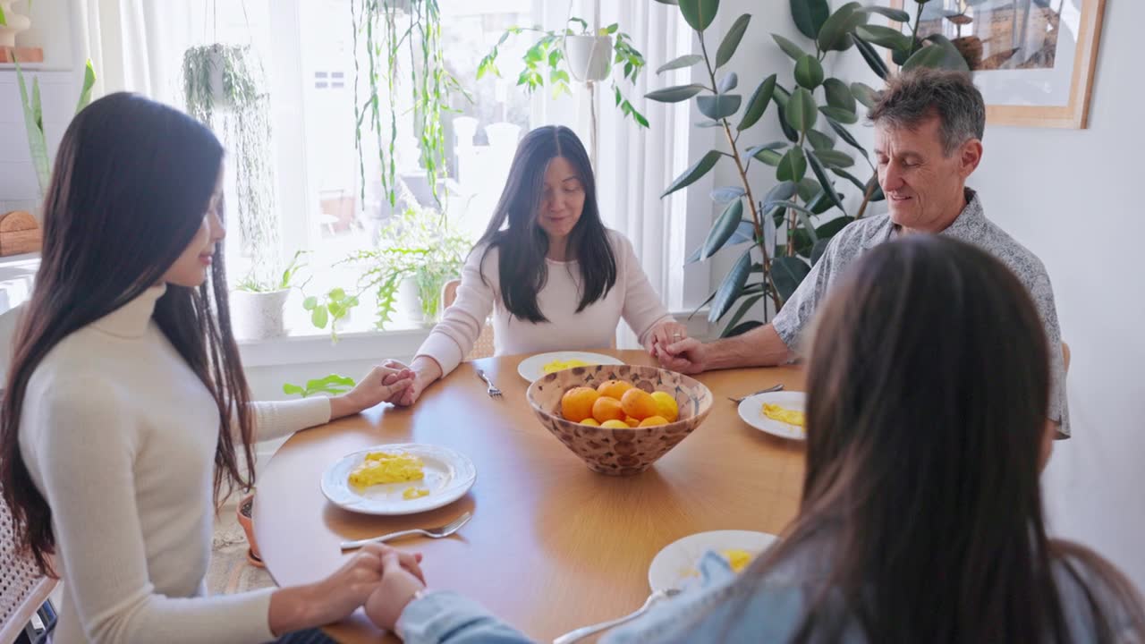 详情图-不同的家庭在早餐前在餐桌上祈祷。一个女儿患有唐氏综合症