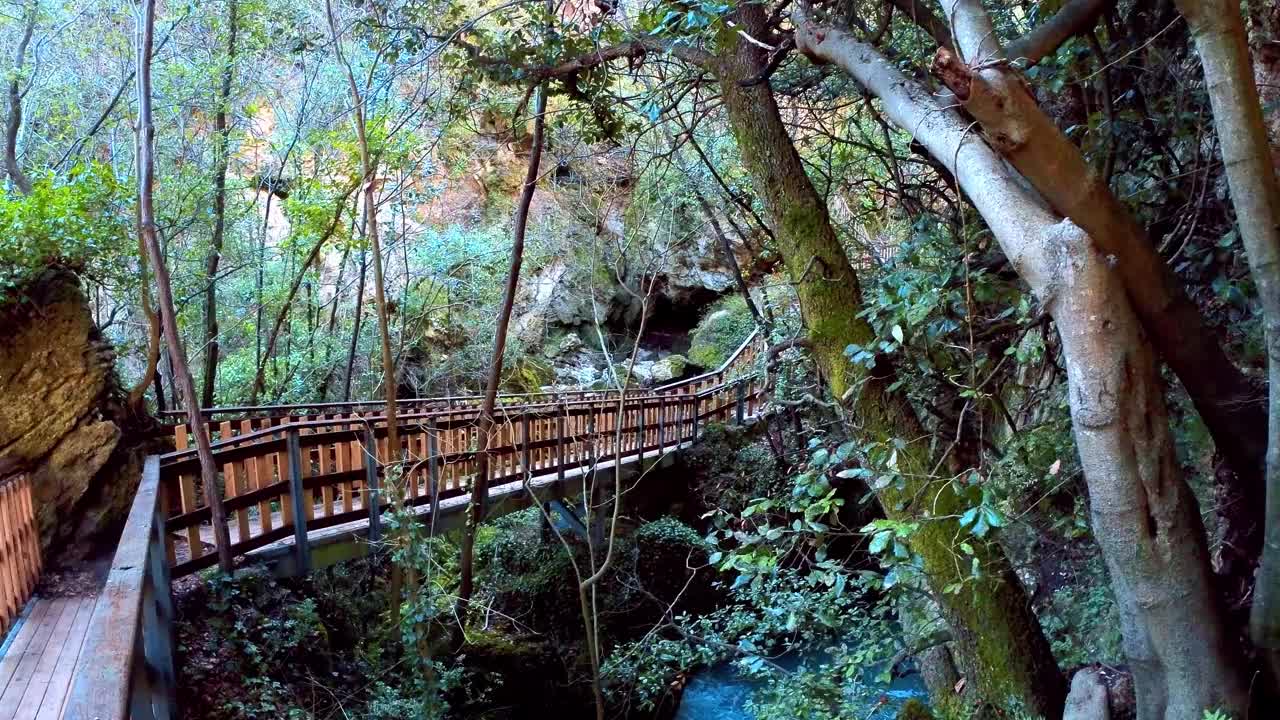 清澈的小溪流经意大利马尔凯地区皮奥拉科镇的一个原始山谷