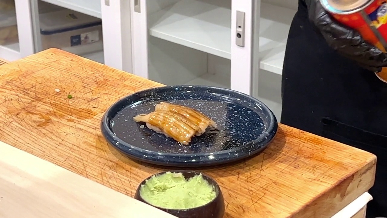 鳗鱼寿司，寿司生鱼片制作，日本美食文化，东京招牌