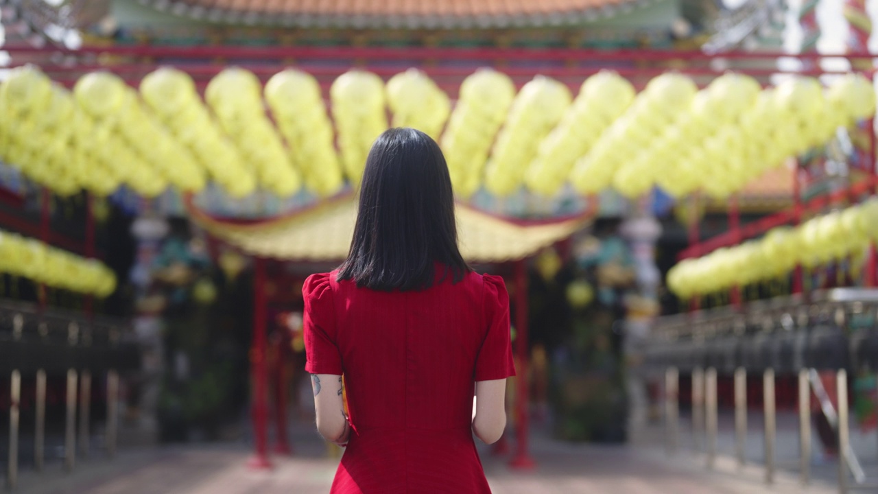 在中国的新年里，妇女向神灵献上祭品。