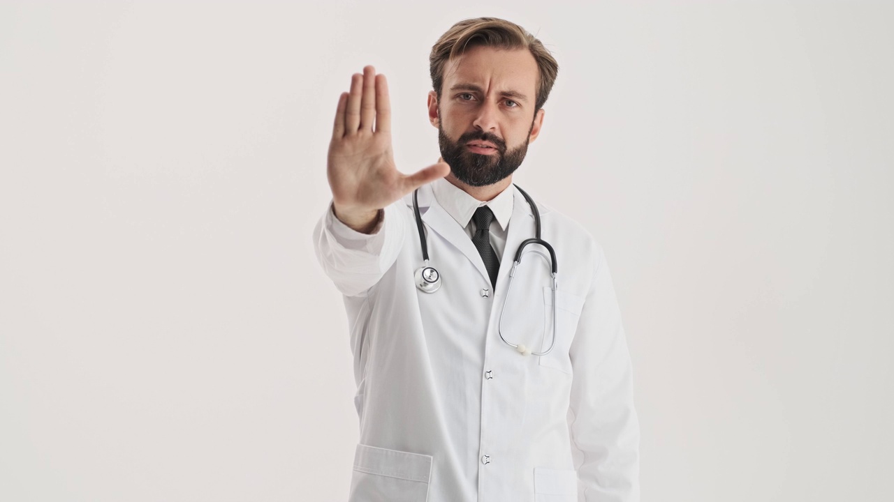 詳情圖-用聽診器認真的男醫(yī)生與某人意見相左，用手做停止的手勢