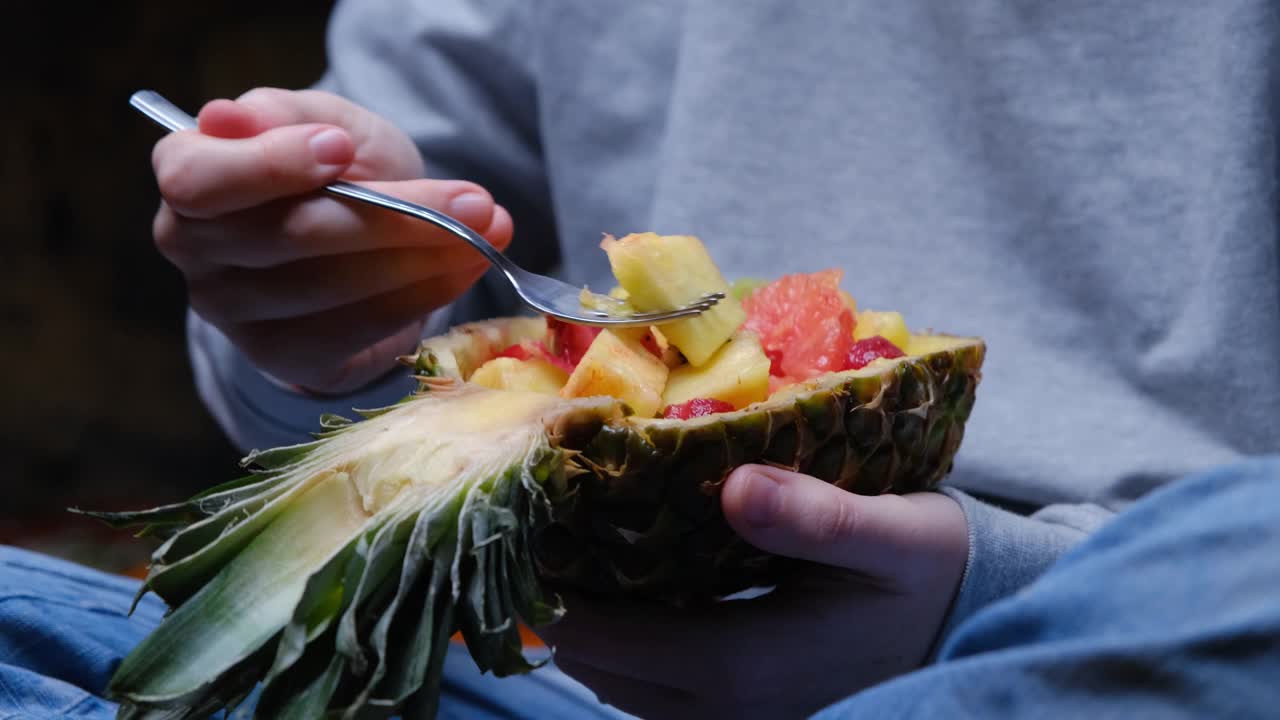吃菠萝碗里的水果沙拉