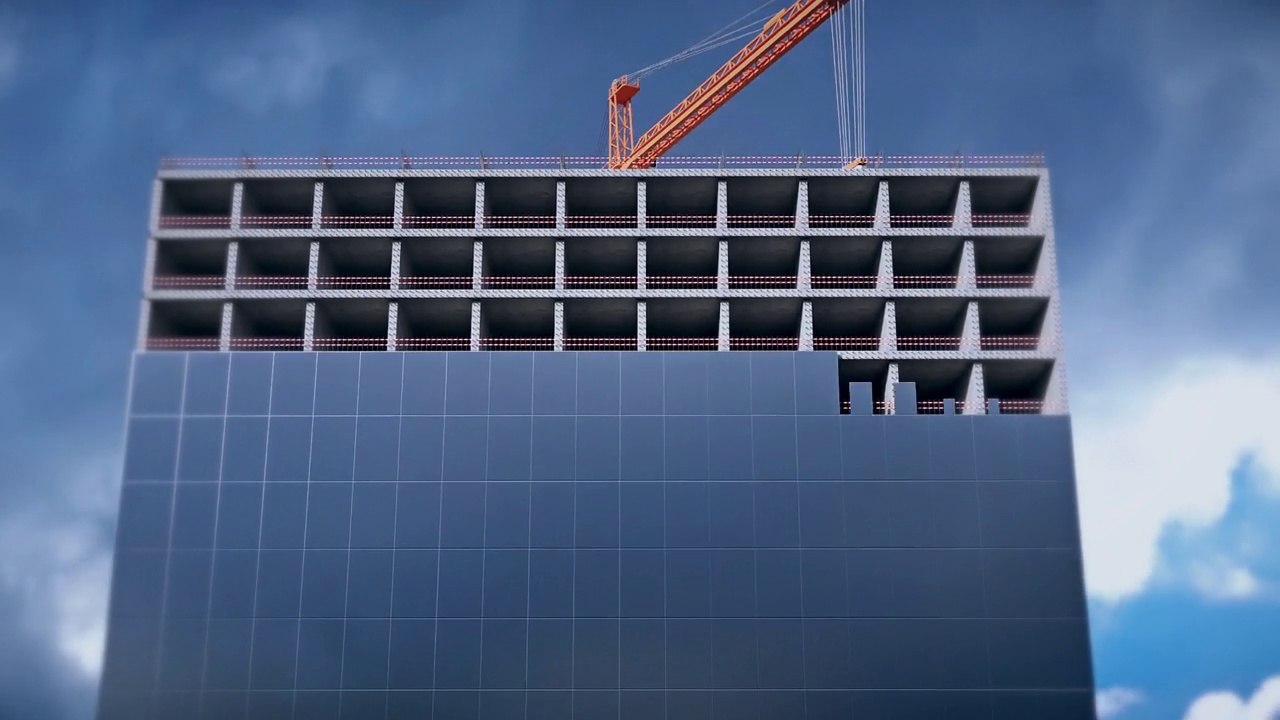 4k延时拍摄的玻璃建筑施工façade。施工起重机在移动的云背景上铺设混凝土基础和玻璃板。可以看到云的反射在玻璃建筑façade