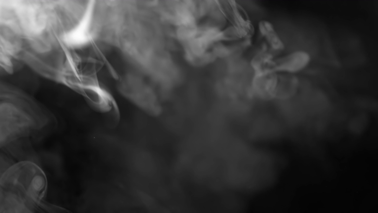 煙霧在太空中緩緩飄浮