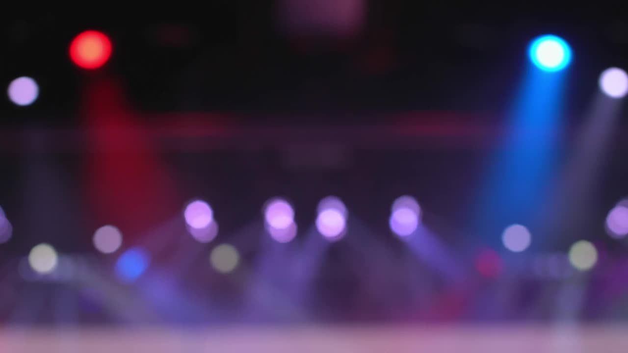 流动阶段的抽象模糊镜头，无形的烟雾在黑色的背景下旋转，明亮的灯光照亮了废弃的空间