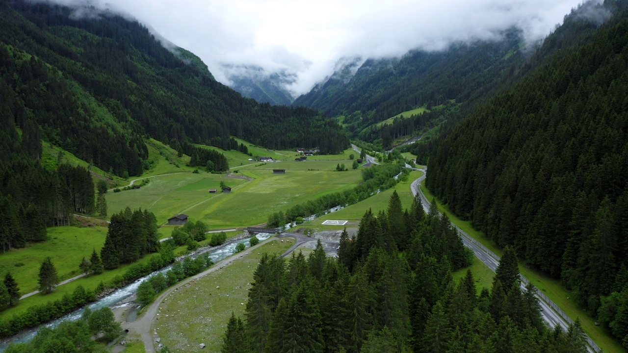 詳情圖-航拍畫面顯示山谷中有河流、公路和松樹林。奧地利蒂羅爾州