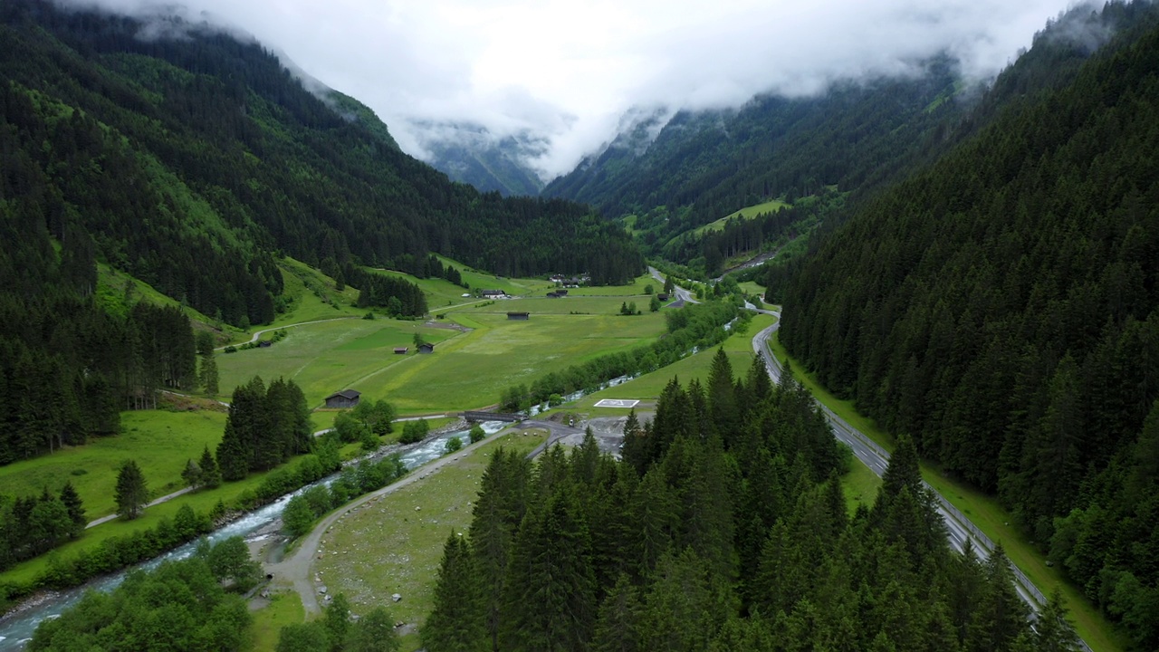 詳情圖-航拍畫面顯示山谷中有河流、公路和松樹林。奧地利蒂羅爾州