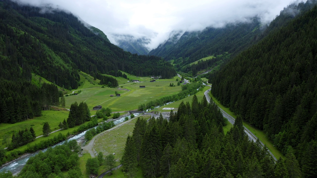 詳情圖-航拍畫面顯示山谷中有河流、公路和松樹林。奧地利蒂羅爾州