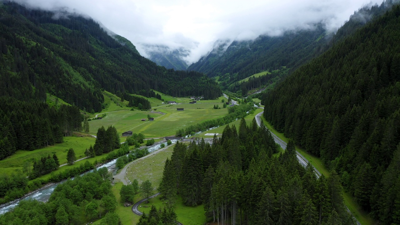 詳情圖-航拍畫面顯示山谷中有河流、公路和松樹林。奧地利蒂羅爾州