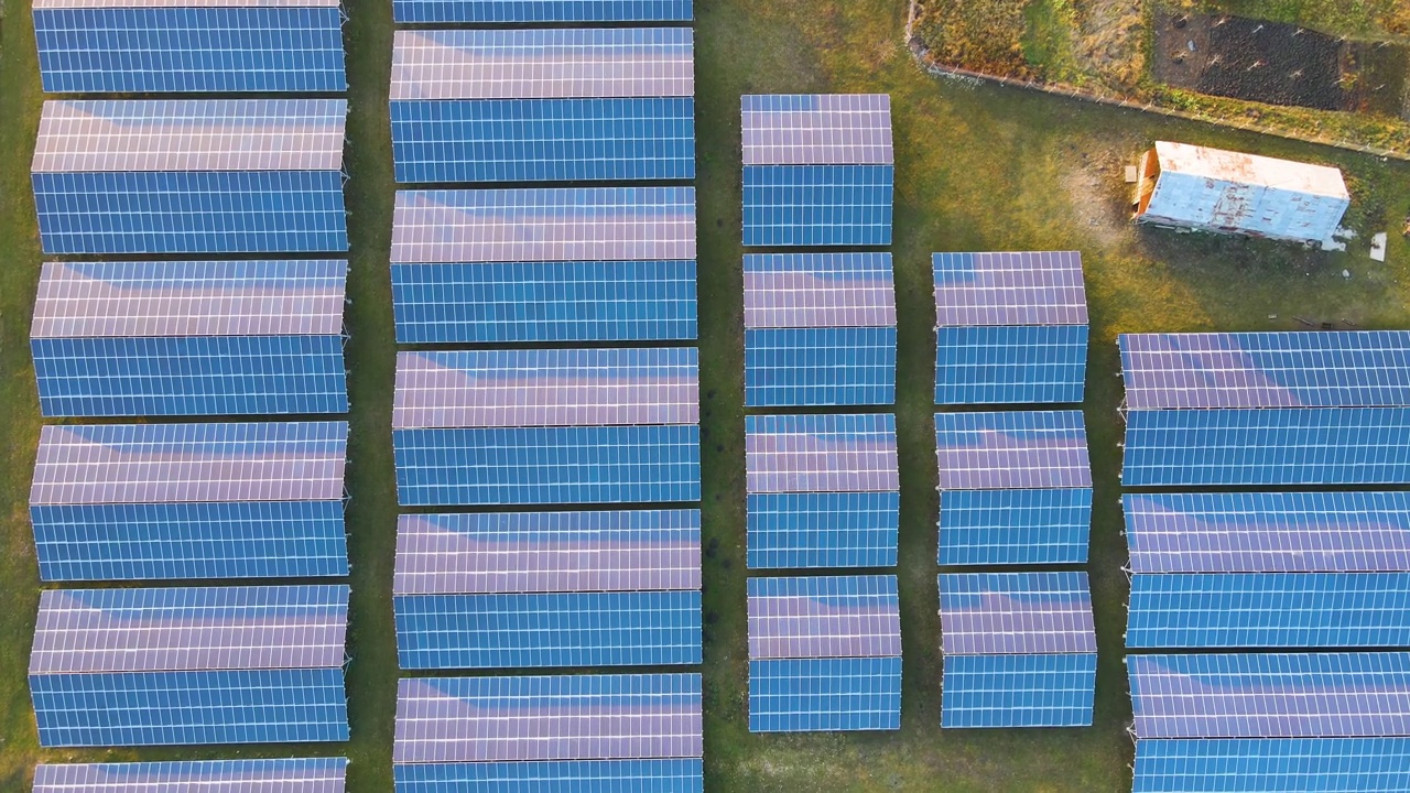 詳情圖-大型可持續(xù)發(fā)電廠鳥瞰圖，一排排太陽能光伏電池板，用于生產(chǎn)清潔的生態(tài)電能。零排放的可再生電力。