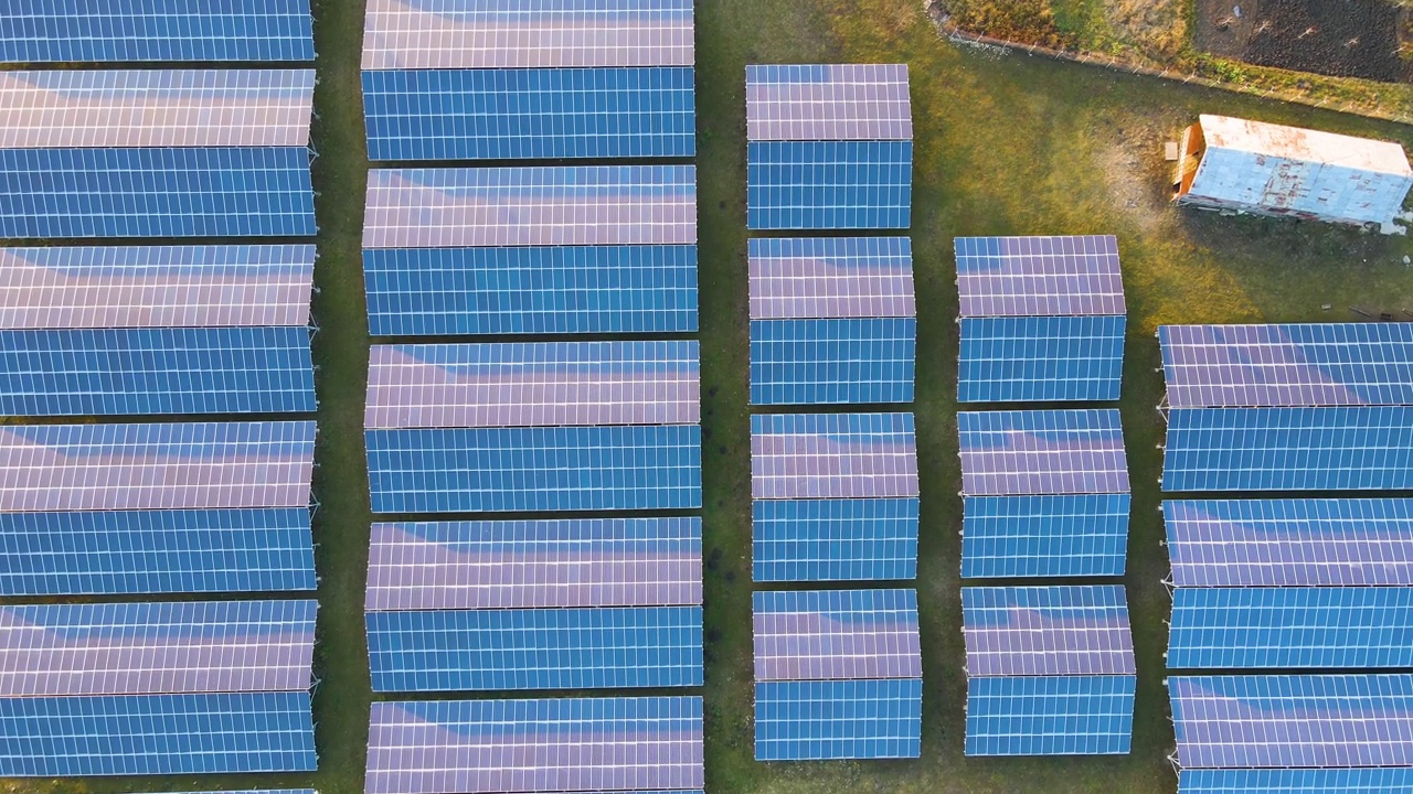 詳情圖-大型可持續(xù)發(fā)電廠鳥瞰圖，一排排太陽能光伏電池板，用于生產(chǎn)清潔的生態(tài)電能。零排放的可再生電力。
