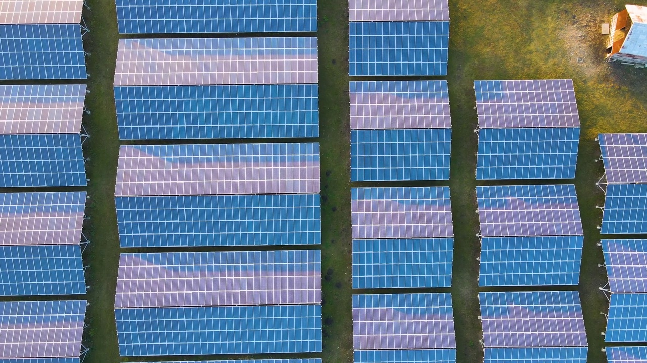 詳情圖-大型可持續(xù)發(fā)電廠鳥瞰圖，一排排太陽能光伏電池板，用于生產(chǎn)清潔的生態(tài)電能。零排放的可再生電力。