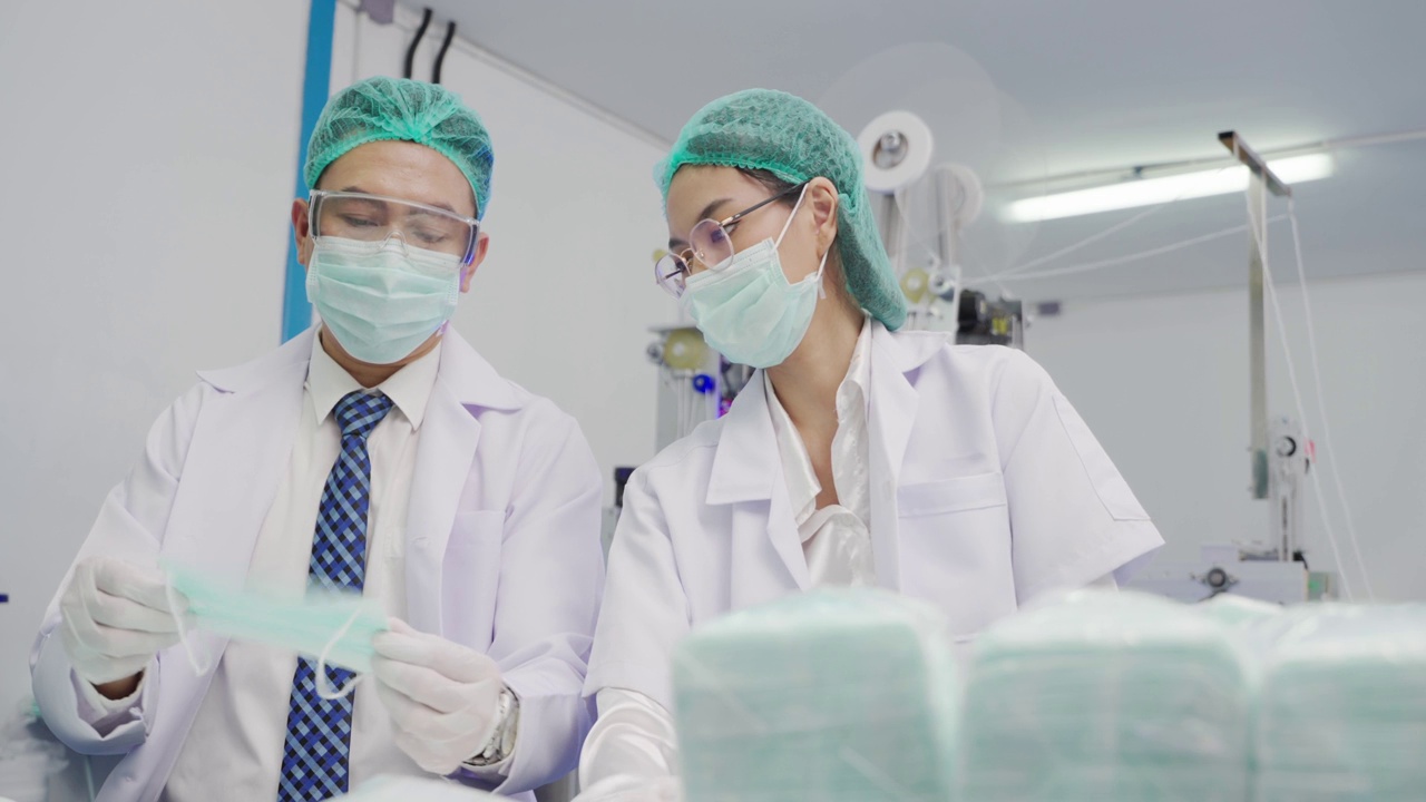 詳情圖-工廠配備機器安裝技術人員檢查機器的工作系統(tǒng)，以生產(chǎn)出符合世界衛(wèi)生標準的工件。