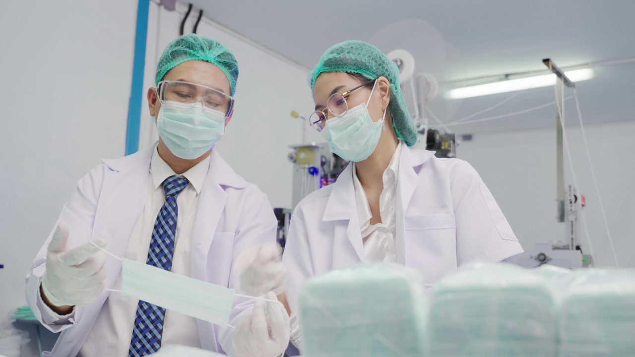詳情圖-工廠配備機器安裝技術人員檢查機器的工作系統(tǒng)，以生產(chǎn)出符合世界衛(wèi)生標準的工件。