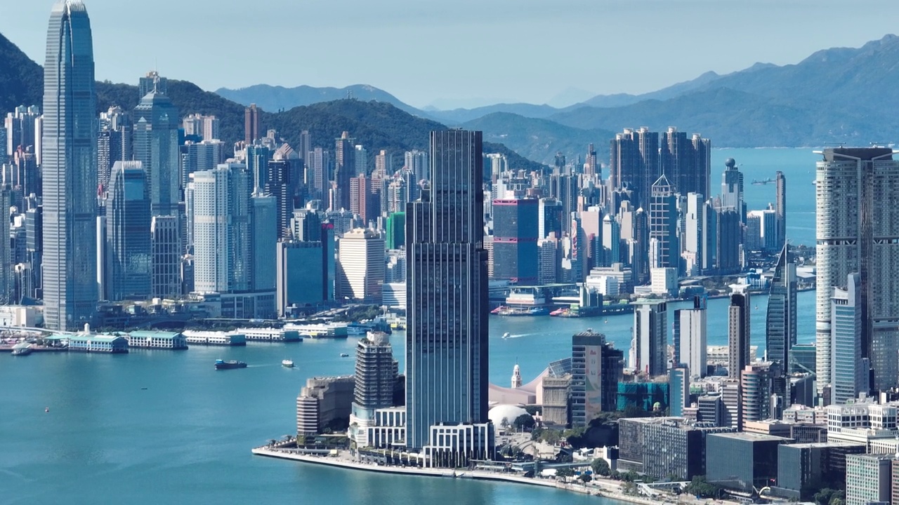 香港中心区的4K远程变焦视图-从天空缓慢的鸟瞰图角度。