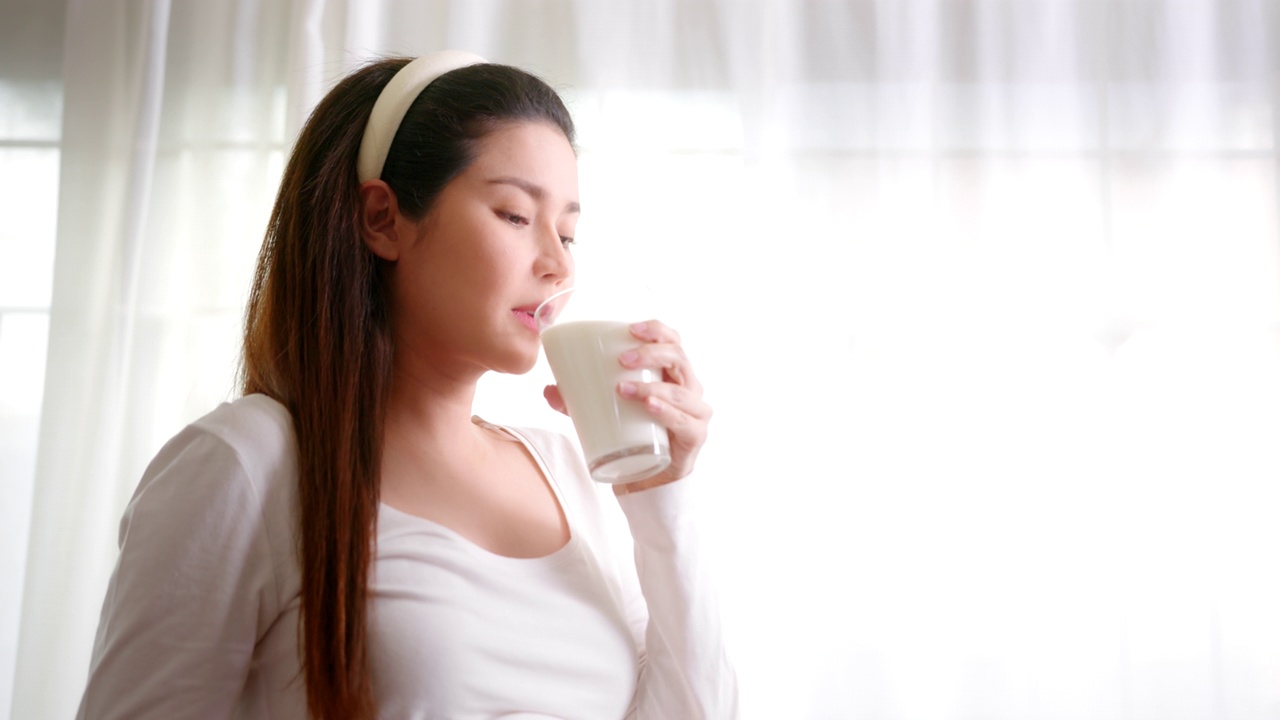 详情图-微笑的孕妇喝天然牛奶。享受健康饮料、茶点